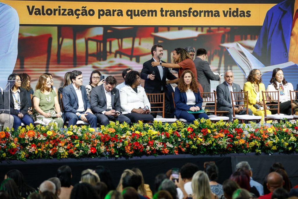 Lula feliz como pinto no lixo; Paes vira a vaia em aplausos; e Freixo sai ovacionado: festa pelo Dia dos Professores no Rio 63 WhatsApp Image 2025 10 15 at 11.00.52 1