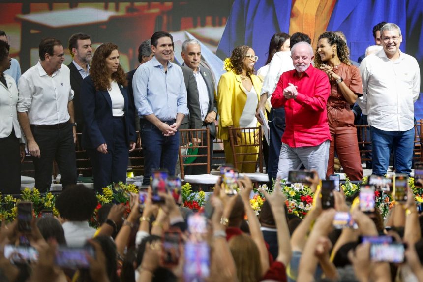 O presidente Lula comanda as comemorações pelo Dia dos Professores, nesta quarta-feira (15), na Barra, onde foi anunciada a criação da Carteira Nacional Docente do Brasil e investimentos no programa Mais Professores