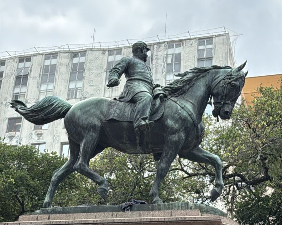 Vândalos roubam espada de General Osório em monumento na Praça Quinze 57 Estátua de General Osório já havia sido depredada recentemente - Foto: Reprodução/Redes Sociais