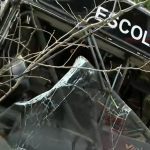Ninguém ficou ferido; ônibus escolar estava estacionado na parte alta do barranco - Foto: Reprodução/RJTV