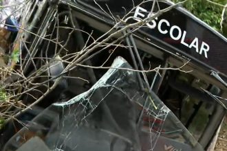 Ninguém ficou ferido; ônibus escolar estava estacionado na parte alta do barranco - Foto: Reprodução/RJTV