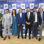 A tropa do PL com Valdemar Costa Neto, na sede do partido no Rio: os mais radicais não gostaram de ver o presidente dizer que o apoio ao prefeito Eduardo Paes não está descartado