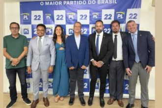 A tropa do PL com Valdemar Costa Neto, na sede do partido no Rio: os mais radicais não gostaram de ver o presidente dizer que o apoio ao prefeito Eduardo Paes não está descartado