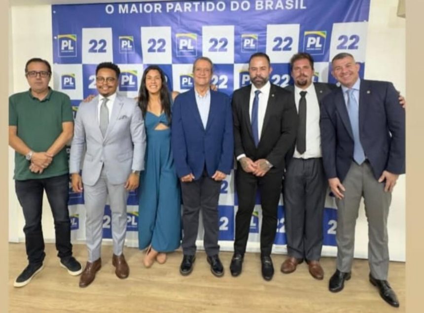 A tropa do PL com Valdemar Costa Neto, na sede do partido no Rio: os mais radicais não gostaram de ver o presidente dizer que o apoio ao prefeito Eduardo Paes não está descartado