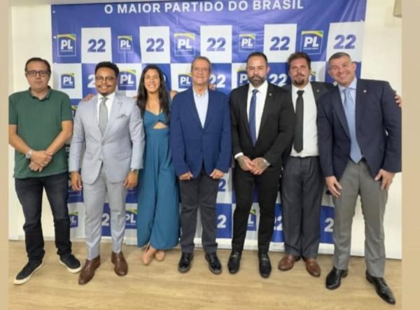 Radicais do PL estão em pé de guerra com a possibilidade de o partido apoiar Paes; hipótese foi levantada (de novo) por Valdemar 58 A tropa do PL com Valdemar Costa Neto, na sede do partido no Rio: os mais radicais não gostaram de ver o presidente dizer que o apoio ao prefeito Eduardo Paes não está descartado