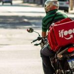 Entregador de delivery agora tem regras especificadas em decreto e o não cumprimento pode levar a sanções e até ao descredenciamento