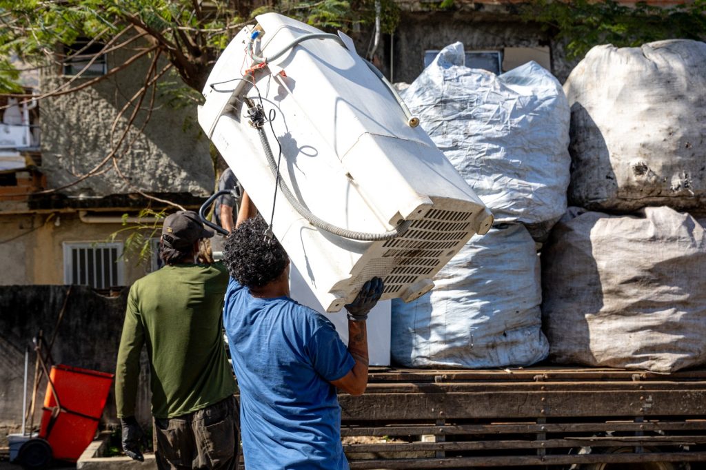 Programa Recicla Comunidade ajuda na geração de renda para moradores de favelas