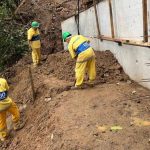 Operários da Geo-Rio trabalham numa obra de contenção: a fundação adiou sete licitações para intervenções urgentes praticamente toda a cidade