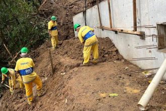 Operários da Geo-Rio trabalham numa obra de contenção: a fundação adiou sete licitações para intervenções urgentes praticamente toda a cidade
