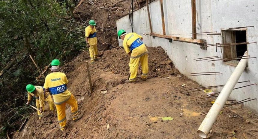 Operários da Geo-Rio trabalham numa obra de contenção: a fundação adiou sete licitações para intervenções urgentes praticamente toda a cidade