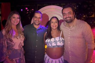 Luciana Pires com o governador Cláudio Castro (PL): o chá de bebê da advogada reuniu políticos do partido de Jair Bolsonaro ao PT do presidente Lula