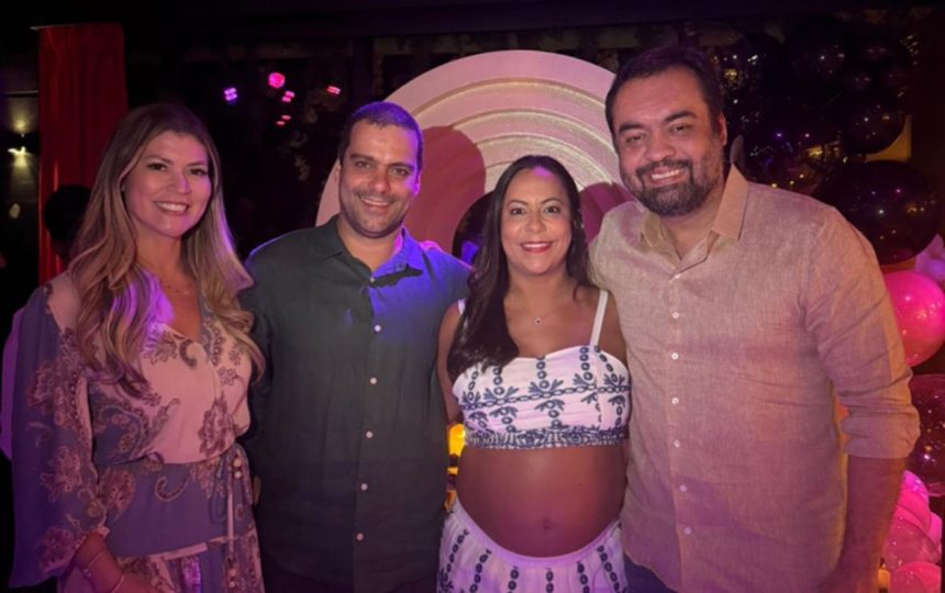 Luciana Pires com o governador Cláudio Castro (PL): o chá de bebê da advogada reuniu políticos do partido de Jair Bolsonaro ao PT do presidente Lula