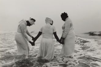 Organizada pelo Instituto Smithsonian, a exposição reúne um acervo, com cem objetos, 250 imagens e 10 filmes
