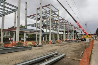 Paes visita obras da Fábrica do Samba, na região da antiga Estação Leopoldina