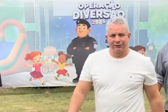 O coronel Marcelo Menezes confere os preparativos para a festa "Operação Diversão", realizada neste domingo (19), com direito a show do Belo pago pela Funarj