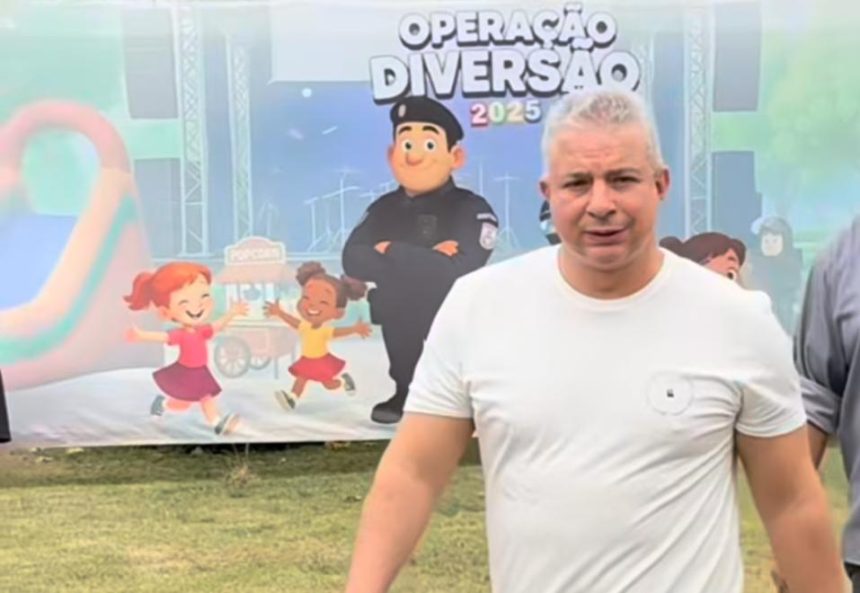 O coronel Marcelo Menezes confere os preparativos para a festa "Operação Diversão", realizada neste domingo (19), com direito a show do Belo pago pela Funarj