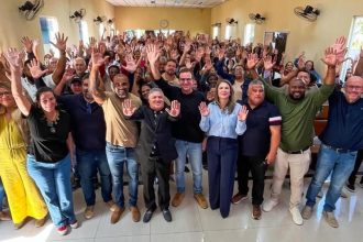 Eduardo Paes e a vereadora Gigi Castilho no encontro na Congregação Tiberíades Rio de Janeiro, em Sepetiba, em agosto: o prefeito cumpriu a promessa e lançou a licitação para a revitalização do Monte da Unção