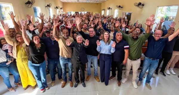 Eduardo Paes e a vereadora Gigi Castilho no encontro na Congregação Tiberíades Rio de Janeiro, em Sepetiba, em agosto, quando o prefeito prometeu revitalizar o Monte da Unção: licitação já foi homologada