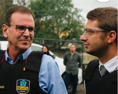 O delegado Brenno Carnevale e o prefeito Eduardo Paes: o governador Cláudio Castro manteve o artigo que veta delegados da Polícia Civil no comando de corporações de policiamento ostensivo, atingindo diretamente o diretor-geral da Divisão de Elite da Guarda Municipal