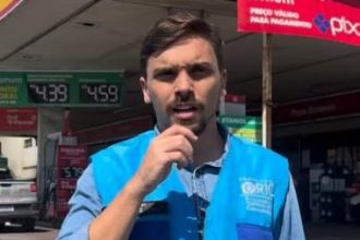 O secretário João Pires está na mira dos vereadores, que temem ser o projeto "Salas do Consumidor Carioca" voltado à eleição do moço como deputado no ano que vem