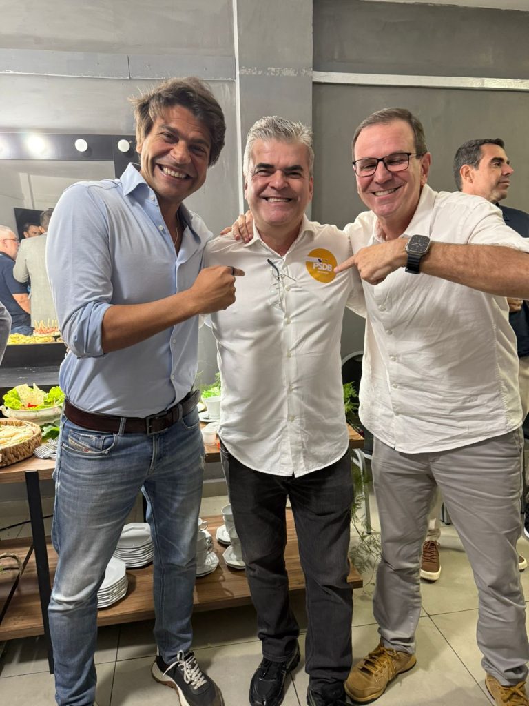 Luciano Vieira se filia ao PSDB em grande festa com Castro e Paes 63 Pedro Paulo, Washington Reis e Eduardo Paes posam para foto juntos.