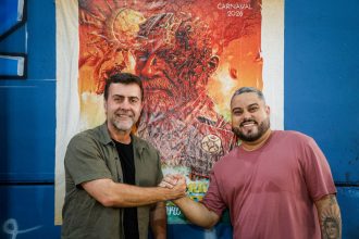 Marcelo Freixo foi ver de perto os preparativos do desfile que vai levar a trajetória do presidente Lula à Marquês de Sapucaí em 2026 e ficou impressionado com o trabalho de Wallace Palhares no barracão da Acadêmicos de Niterói