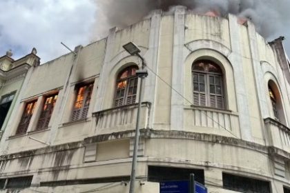 O casarão da Rua Luiz de Camões 16, que pegou fogo na semana passada, foi um dos dois desapropriados pelo prefeito Eduardo Paes no Diário Oficial desta terça-feira