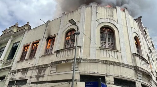 Reviver Patrimônio: Paes desapropria dois casarões na Rua Luís de Camões, no Centro; um deles pegou fogo na semana passada 61 O casarão da Rua Luiz de Camões 16, que pegou fogo na semana passada, foi um dos dois desapropriados pelo prefeito Eduardo Paes no Diário Oficial desta terça-feira