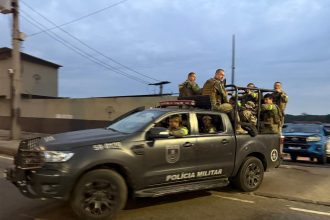 Caveirão do Bope circula durante a megaoperação que deixou 60 mortos, a mais letal da história do Rio.