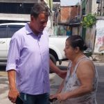 Vereador não reeleito, Ulisses Marins é nomeado assistente na Secretaria de Fazenda da Prefeitura do Rio 65 Ulisses Marins cumprimenta moradora de Parada de Lucas, em postagem na véspera da nomeação como assistente na Secretaria de Fazenda da Prefeitura do Rio