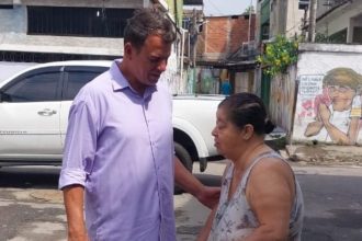 Ulisses Marins cumprimenta moradora de Parada de Lucas, em postagem na véspera da nomeação como assistente na Secretaria de Fazenda da Prefeitura do Rio