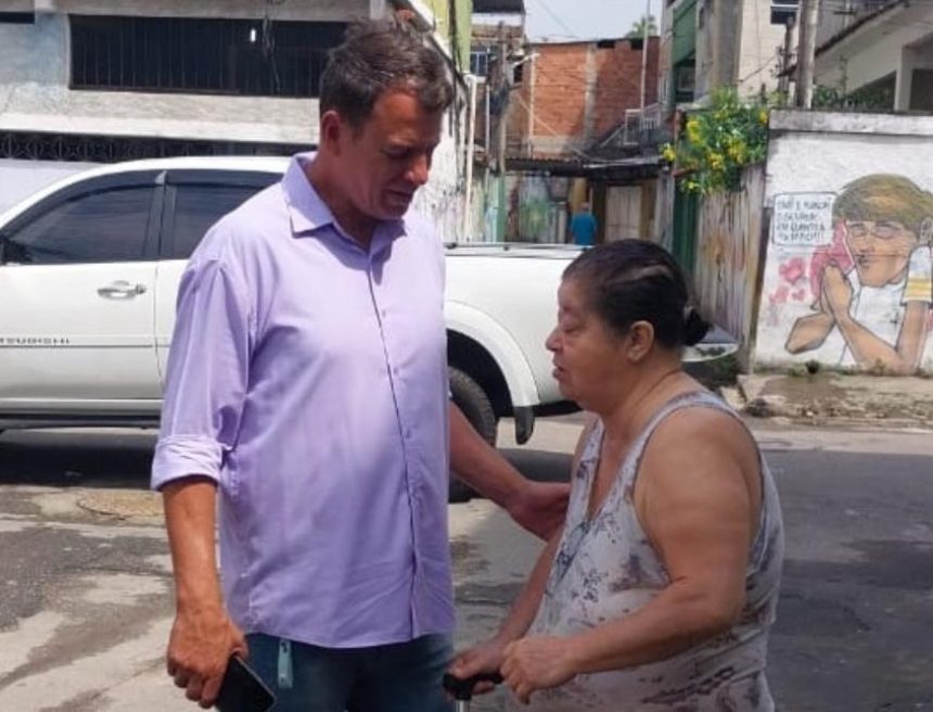 Vereador não reeleito, Ulisses Marins é nomeado assistente na Secretaria de Fazenda da Prefeitura do Rio 61 Ulisses Marins cumprimenta moradora de Parada de Lucas, em postagem na véspera da nomeação como assistente na Secretaria de Fazenda da Prefeitura do Rio