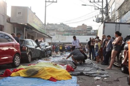Moradores levam mais de 50 corpos para praça na Penha; operação pode ultrapassar 110 mortes 80 Cerca de 50 corpos encontrados em áreas de mata após operação foram resgatados por moradores