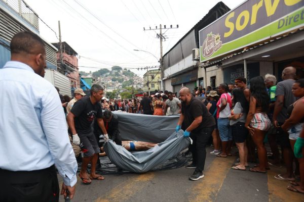Operação no Rio já tem 128 mortos e supera a Chacina do Carandiru 48 Segundo relato de moradores, outros corpos ainda podem estar abandonados no Complexo da Penha - Foto: Divulgação/Rio de Paz