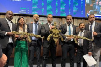 A chamada "bancada da bala" da Alerj posa, toda paramentada, no plenário: embates com a esquerda ficaram para o expediente final