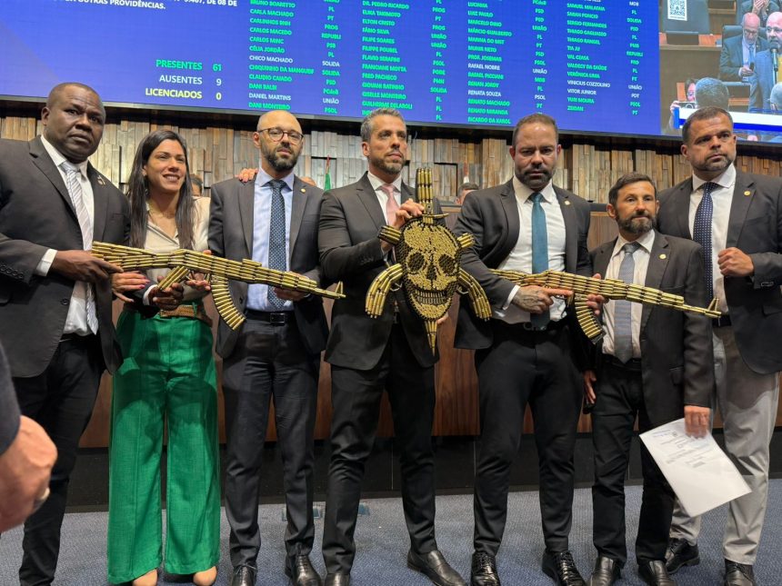 'Bancada da bala' na Alerj vai defender a ação nos complexos do Alemão e da Penha; embate com a esquerda fica para o expediente final 61 A chamada "bancada da bala" da Alerj posa, toda paramentada, no plenário: embates com a esquerda ficaram para o expediente final