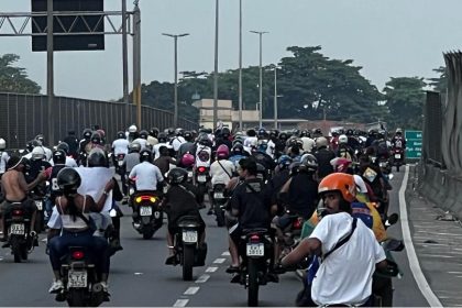 Mais de cem motociclistas do Complexo da Penha seguiram para o Palácio Guanabara, onde vão protestar contra a ação policial mais letal da história do país