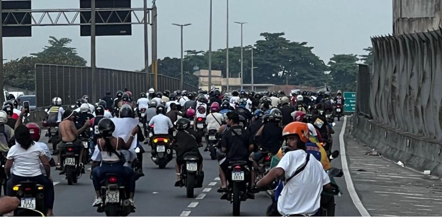 Em protesto contra a ação policial mais letal do país, motociclistas seguem para a porta do Palácio Guanabara 61 Mais de cem motociclistas do Complexo da Penha seguiram para o Palácio Guanabara, onde vão protestar contra a ação policial mais letal da história do país