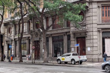 O prédio histórico do Instituto do Patrimônio Artístico Nacional (Iphan), inaugurado em 1908, que teve as cantarias perfuradas para a instalação de letreiros