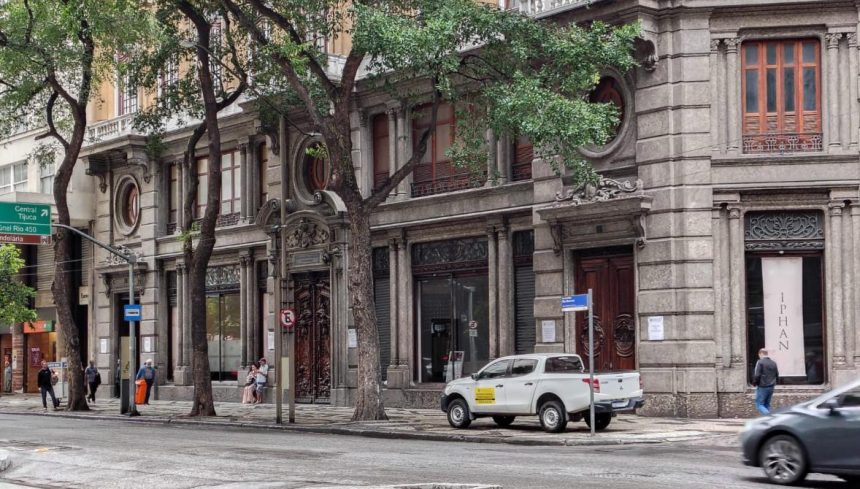 O prédio histórico do Instituto do Patrimônio Artístico Nacional (Iphan), inaugurado em 1908, que teve as cantarias perfuradas para a instalação de letreiros