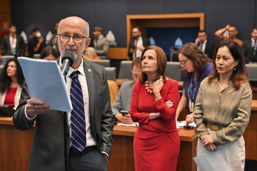 Órgão Especial do TJ confirma liminar e mantém suspensão da ‘Emenda Carnevale’ 61 Deputados Martha Rocha e Luiz Paulo celebraram decisão do TJ que suspende "Emenda Carnevale"