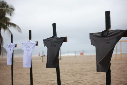 ONG Rio de Paz faz ato, em Copacabana, em memória aos policiais mortos em operação nos complexos da Penha e do Alemão 62 Durante a homenagem, a ONG Rio de Paz fincou, na areia da Praia de Copacabana, 4 cruzes com camisas das polícias.