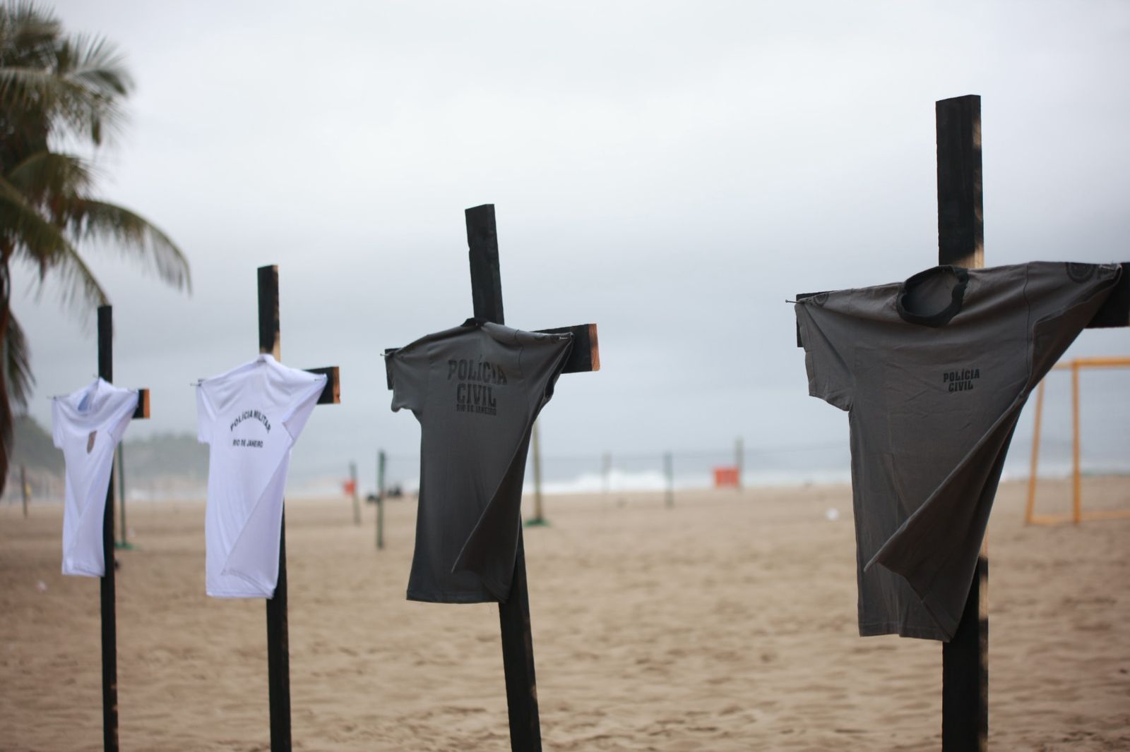 ONG Rio de Paz faz ato, em Copacabana, em memória aos policiais mortos em operação nos complexos da Penha e do Alemão 54 Durante a homenagem, a ONG Rio de Paz fincou, na areia da Praia de Copacabana, 4 cruzes com camisas das polícias.
