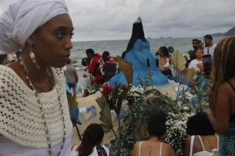 A celebração de Iemanjá no Arpoador: o dia 2 de fevereiro agora está no Calendário Oficial do Município, embora o prefeito Eduardo Paes tenha se enganado com o nome do vereador autor da proposta