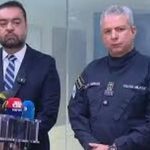 Coronel Menezes, ao lado do governador Cláudio Castro, na coletiva pós-operação e mortes: aprovação da ação elevou o secretário da PM a candidato a deputado federal