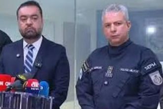 Coronel Menezes, ao lado do governador Cláudio Castro, na coletiva pós-operação e mortes: aprovação da ação elevou o secretário da PM a candidato a deputado federal