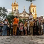 Juliana Fiúza, do Papo de Guia Rio, leva interessados em conhecer a história do Rio por meio do Turismo Literário, em uma experiência imersiva pelo Centro do Rio, como no Largo de São Francisco.