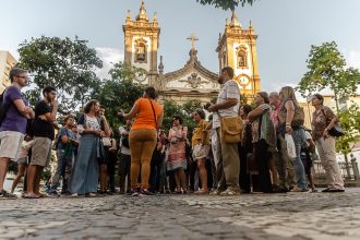 Juliana Fiúza, do Papo de Guia Rio, leva interessados em conhecer a história do Rio por meio do Turismo Literário, em uma experiência imersiva pelo Centro do Rio, como no Largo de São Francisco.