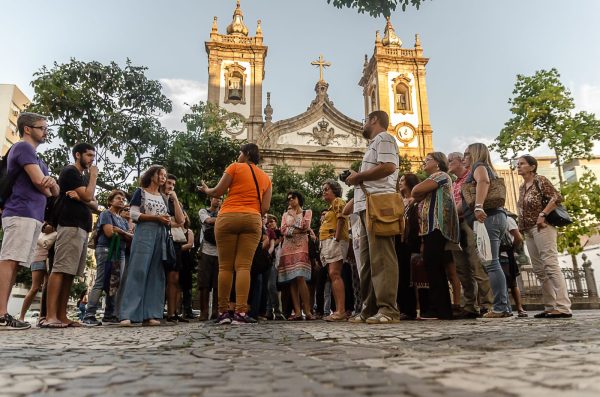 Turismo literário ganha força no Rio; cidade se despede do título de Capital Mundial do Livro 48 Juliana Fiúza, do Papo de Guia Rio, leva interessados em conhecer a história do Rio por meio do Turismo Literário, em uma experiência imersiva pelo Centro do Rio, como no Largo de São Francisco.