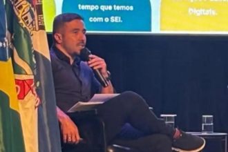 Fábio Araújo está deixando a Secretaria de Governo de São Gonçalo e vai para a Secretaria estadual das Cidades, ajudar Douglas Ruas, filho do prefeito Capitão Nélson (PL)